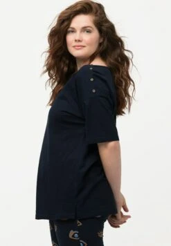 Ulla Popken Eco Button Detail Boat Neck - T-Shirt Basic - Navy Blue 8 Ulla Popken Eco Button Detail Boat Neck - T-Shirt Basic - Navy Blue -Only Mode Winkel bf7e7fc84a3e4e85b961a27ae03d2e1f