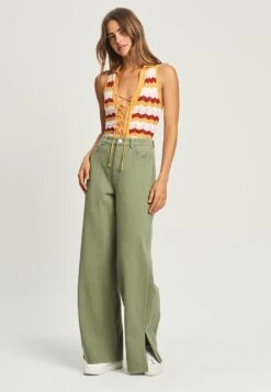 Calli Ezara- Flared Jeans - Sage Green -Only Mode Winkel bfa9ef1275ae4943a83c0efe29f8723a