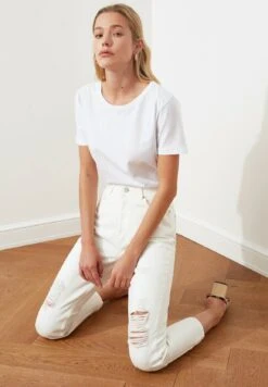 Trendyol Straight Leg Jeans - White 7 Trendyol Straight Leg Jeans - White -Only Mode Winkel c0e57ce6165342a6a4039d62e61cbe48
