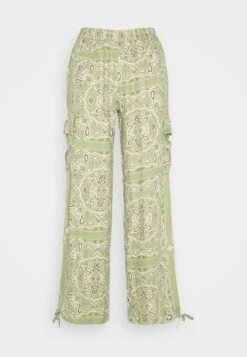 NEVER FULLY DRESSED Bandana Trousers - Cargobroek - Khaki 10 NEVER FULLY DRESSED Bandana Trousers - Cargobroek - Khaki -Only Mode Winkel c6bc45a185f64e19816677ad4ea273f9