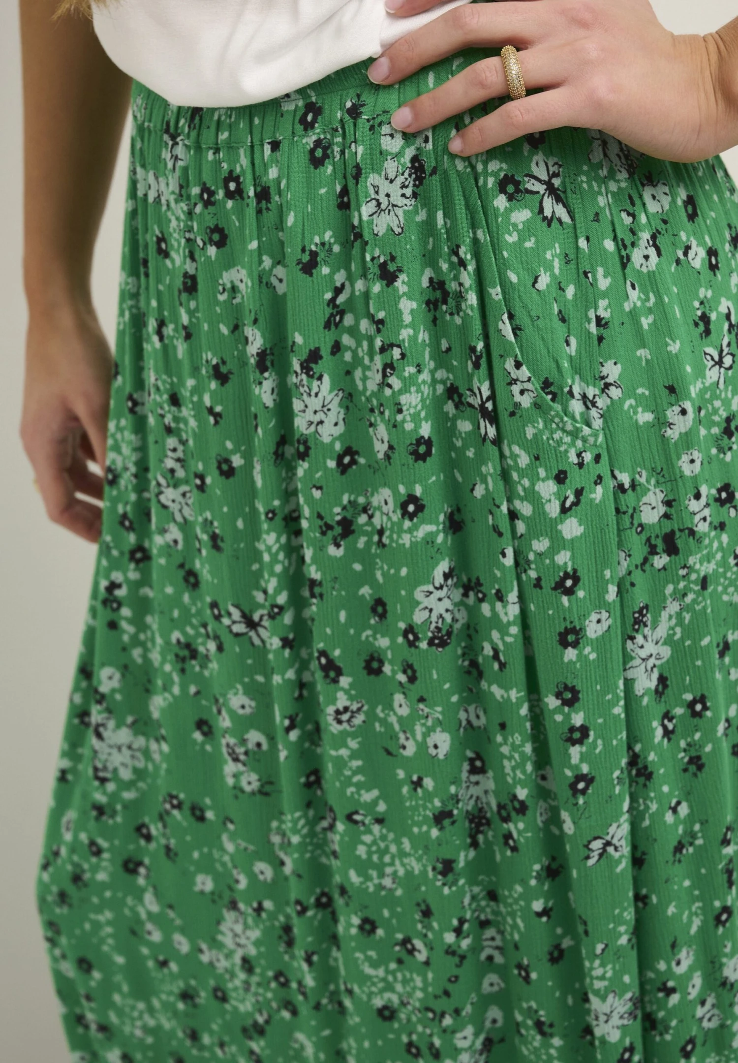 Kaffe Kavilia Amber - Maxirok - Bright Green Black Flower 4 Kaffe Kavilia Amber - Maxirok - Bright Green Black Flower - Afbeelding 4