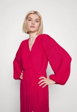 In The Style Georgia Louise Pink Plisse Ballon Sleeve Maxi Dress - Cocktailjurk - Pink -Only Mode Winkel ca8b5652e4d14402a732cac8718a0736