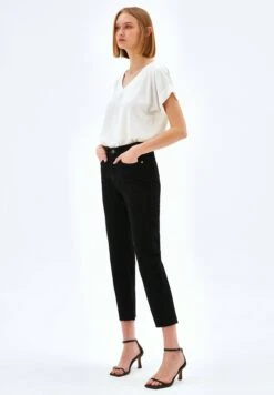 Cropped- Straight Leg Jeans - Black 9 Cropped- Straight Leg Jeans - Black -Only Mode Winkel cb10473ecbc64031aad2b27550d87a98