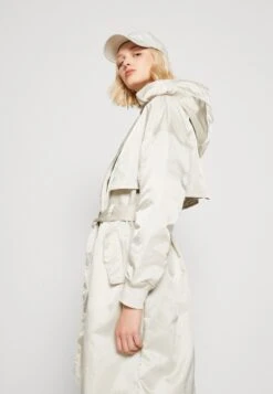 Nike Sportswear Trenchcoat - Light Orewood/Sail 9 Nike Sportswear Trenchcoat - Light Orewood/Sail -Only Mode Winkel cd2a7e09d5894b33a851da63204a716a