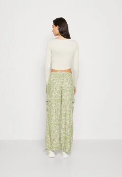 NEVER FULLY DRESSED Bandana Trousers - Cargobroek - Khaki 8 NEVER FULLY DRESSED Bandana Trousers - Cargobroek - Khaki -Only Mode Winkel ce9ee04b49174435836dd3c38a2090b7