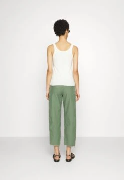 MOTHER The Patch Pocket Private Ankle Fray - Relaxed Fit Jeans - Khaki 8 MOTHER The Patch Pocket Private Ankle Fray - Relaxed Fit Jeans - Khaki -Only Mode Winkel cf9cdcbfa989487680026d97e460c17d