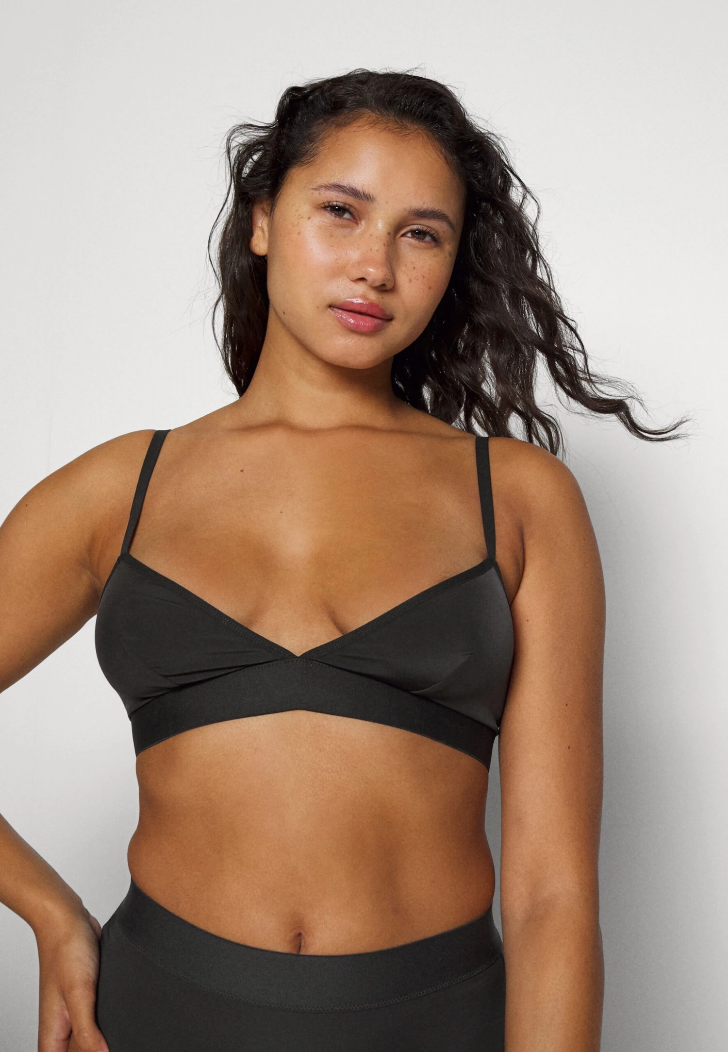 The Invisible Triangle Bralette - Triangel Bh - Black 4 The Invisible Triangle Bralette - Triangel Bh - Black - Afbeelding 4