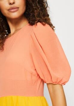 NEVER FULLY DRESSED Tiered Abigail - Jurk - Orange/Pink 11 NEVER FULLY DRESSED Tiered Abigail - Jurk - Orange/Pink -Only Mode Winkel d6ab80f1102a43f79d1494265140a722