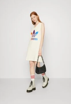 Adidas Originals Adicolor 70S V Neck Dress - Jurk - White -Only Mode Winkel d90477a8198944bc99a514a9e0f2b910