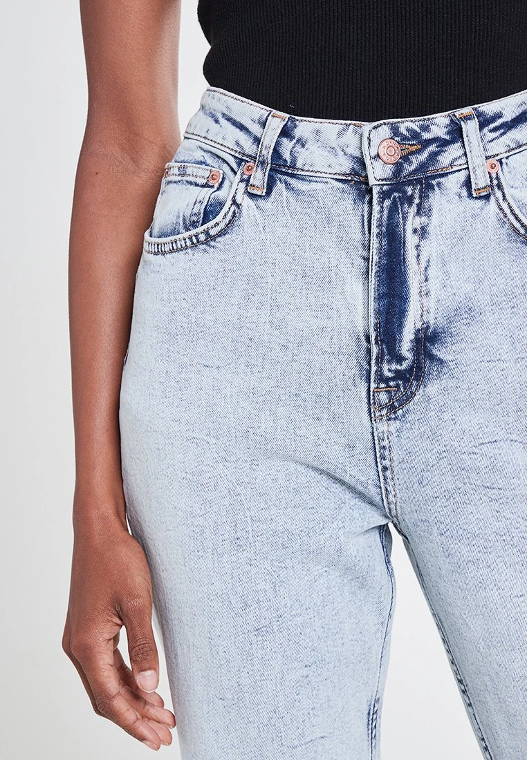 NA-KD Jeans Tapered Fit - Acid Blue 4 NA-KD Jeans Tapered Fit - Acid Blue - Afbeelding 4