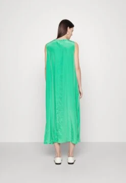 MARC CAIN Jurk - Bright Basil Leaf 9 MARC CAIN Jurk - Bright Basil Leaf -Only Mode Winkel dc565fb83305492c9cf25c4c86cdfbae