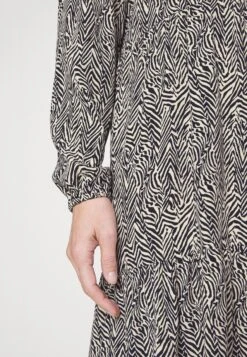 Saint Tropez Edasz Ls - Jurk - Night Sky Zig Zebra 11 Saint Tropez Edasz Ls - Jurk - Night Sky Zig Zebra -Only Mode Winkel dd22b913fb694c09b6f86d9bd108f548