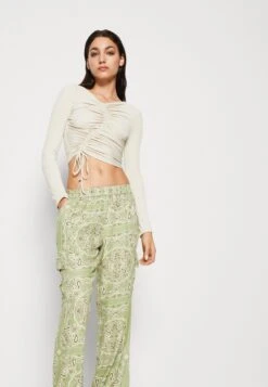 NEVER FULLY DRESSED Bandana Trousers - Cargobroek - Khaki 9 NEVER FULLY DRESSED Bandana Trousers - Cargobroek - Khaki -Only Mode Winkel e00267475fc841dda07dfbee0c96818d