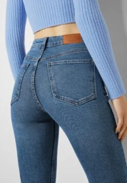 BERSHKA High-Waist Split-Hem - Slim Fit Jeans - Dark Blue -Only Mode Winkel e144bd73390141d5ade8cba766a9a3fe