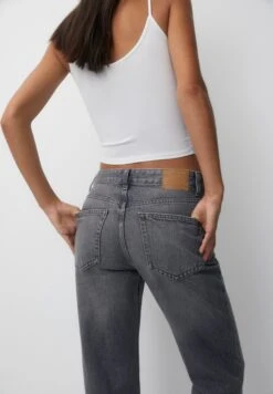 PULL & BEAR Mid Waist- Straight Leg Jeans - Grey 11 PULL & BEAR Mid Waist- Straight Leg Jeans - Grey -Only Mode Winkel e36fdcb54c534ede8434d55e65700de5