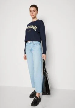 Abercrombie & Fitch Cropped Logo - Longsleeve - Navy Blue 9 Abercrombie & Fitch Cropped Logo - Longsleeve - Navy Blue -Only Mode Winkel e5f1b170ab9a4545b5e229401baa87ad