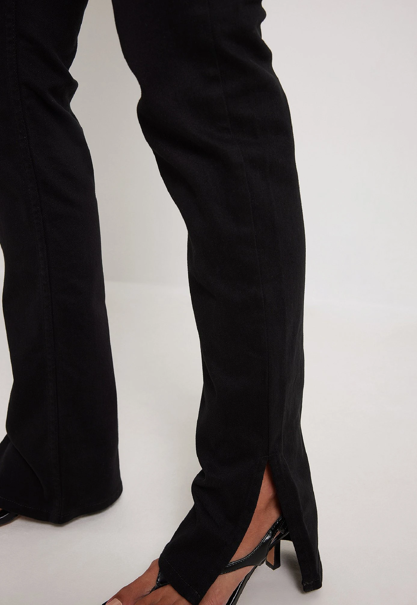 NA-KD Mit Schlitz - Bootcut Jeans - Black 4 NA-KD Mit Schlitz - Bootcut Jeans - Black - Afbeelding 4