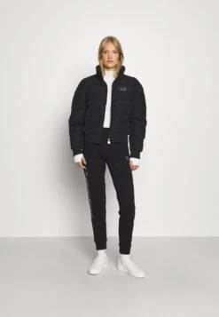 EA7 Emporio Armani Trouser - Trainingsbroek - Black/Light Gold 8 EA7 Emporio Armani Trouser - Trainingsbroek - Black/Light Gold -Only Mode Winkel e865c2cb3b384907abcd418adab43c72