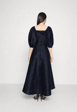 The Rosanna Dress - Cocktailjurk - Navy 8 The Rosanna Dress - Cocktailjurk - Navy -Only Mode Winkel e908ac31fa824df6b991e0ad1475e155