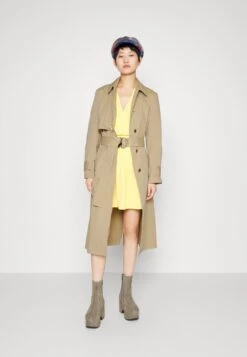 Patrizia Pepe Cappotto - Trenchcoat - Dreamy Beige -Only Mode Winkel eb2515a5e7714bddaa6ca49116abf729