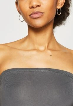 WEEKDAY Act Tube - Top - Off-Black/Dark Grey -Only Mode Winkel eb6cb0cdd0fd40ec9e7470e3bb1e3b09