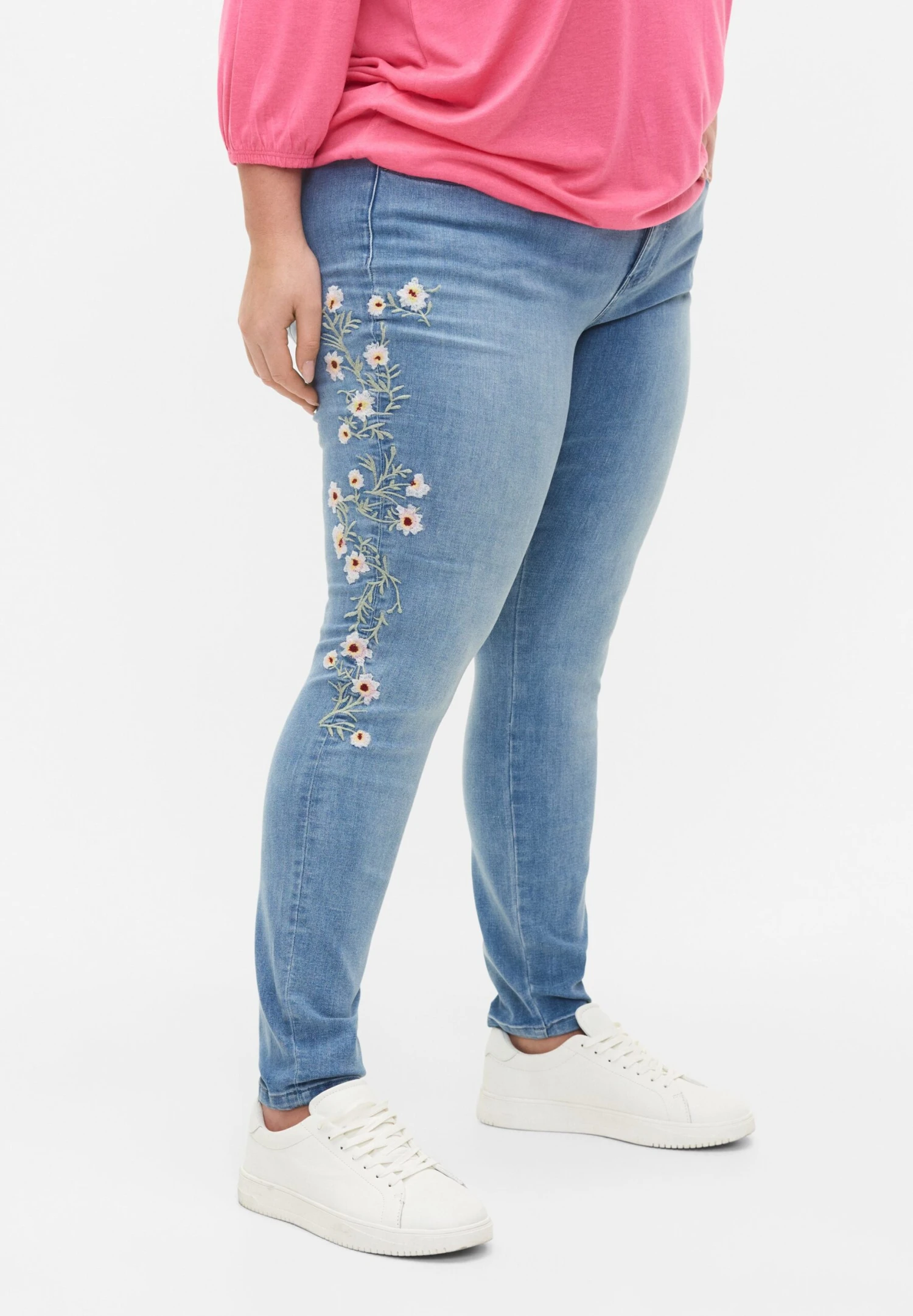 Zizzi Extra Sanna Mit Stickerei - Slim Fit Jeans - Light Blue 3 Zizzi Extra Sanna Mit Stickerei - Slim Fit Jeans - Light Blue - Afbeelding 3