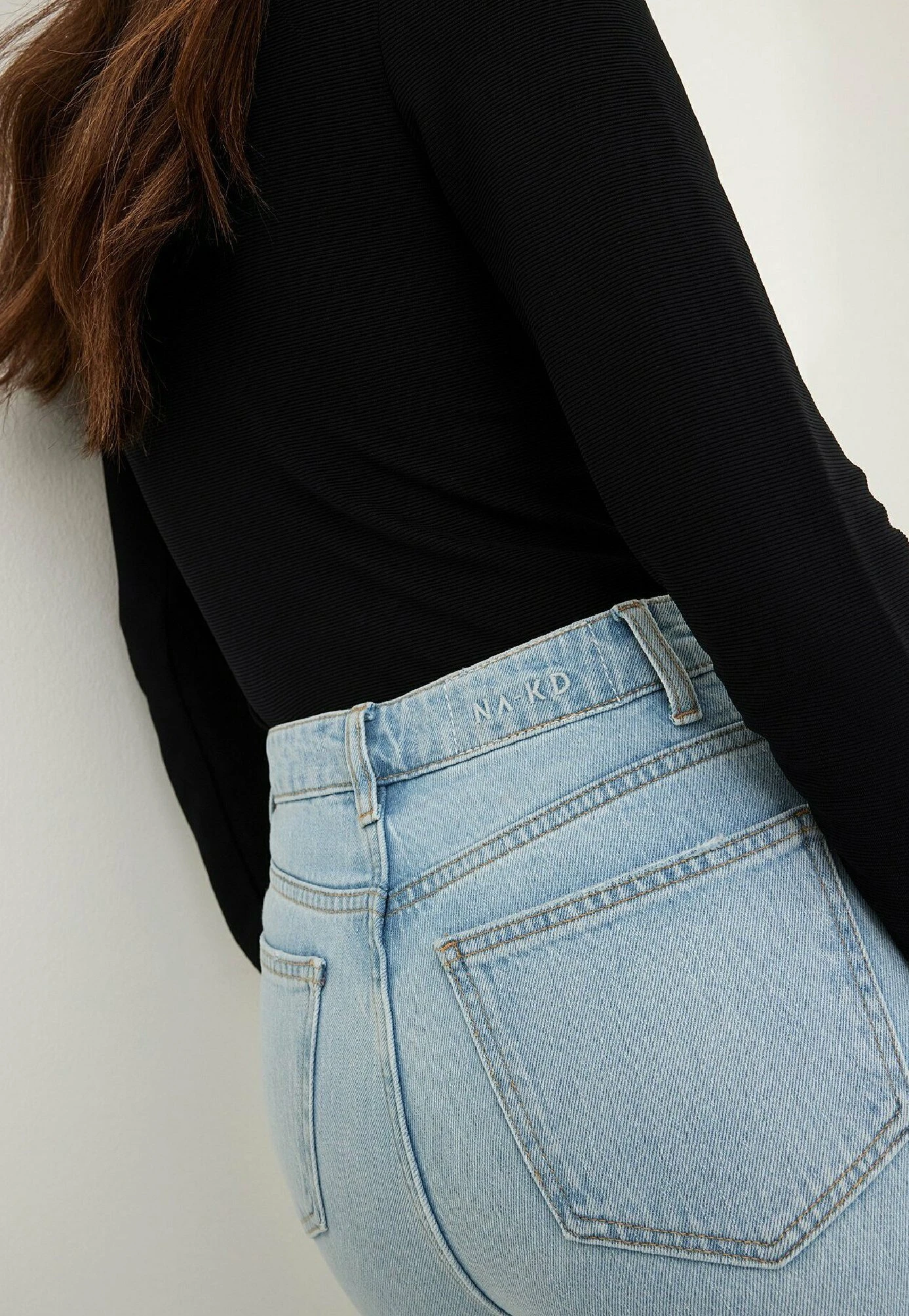 NA-KD Mit Hoher Taille - Flared Jeans - Light Blue 4 NA-KD Mit Hoher Taille - Flared Jeans - Light Blue - Afbeelding 4