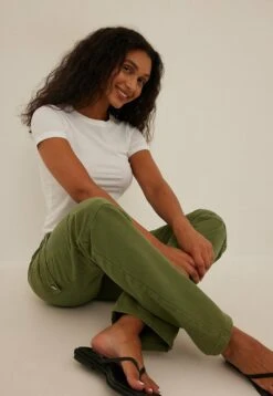 NA-KD Cargo- Straight Leg Jeans - Light Khaki 7 NA-KD Cargo- Straight Leg Jeans - Light Khaki -Only Mode Winkel ed43eaf77f3d4e84903271dbcce8e3ae