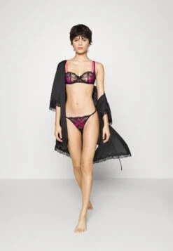 AGENT PROVOCATEUR Maddy Thong - String - Black/Pink -Only Mode Winkel efc0769eb65a4f4cb4ff37ce46fd94e7