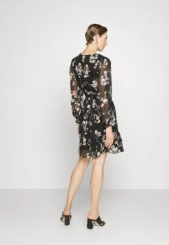 DKNY V Neck Dress With Asymmetric Ruffle Hem - Jurk - Black/Multi -Only Mode Winkel f22185ec0e94424f873463ce51db0944