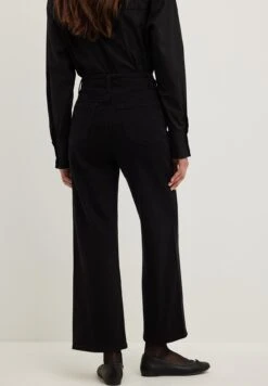 NA-KD Hochgeschnittene Cropped - Straight Leg Jeans - Black -Only Mode Winkel f3c71bb2ba2847f989d4b193dc5443ed