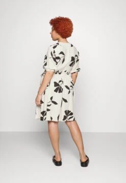 Slframi Short Wrap Dress - Jurk - Sandshell -Only Mode Winkel f43a057a351d4dce9e63cd6b75d3557d