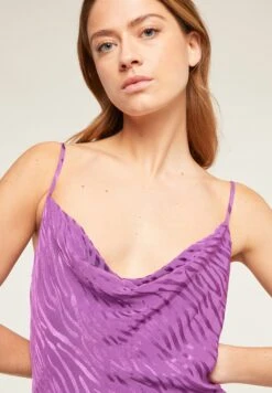 Jacquard Fantasia Zebrata - Jurk - Viola 5 Jacquard Fantasia Zebrata - Jurk - Viola -Only Mode Winkel f448c29016fa47bcaae52a6fe13d8258