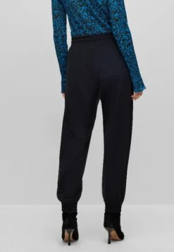 Boss Tapula - Trainingsbroek - Black One 8 Boss Tapula - Trainingsbroek - Black One -Only Mode Winkel f4cb98a597a34758b124ffbedbdb468d