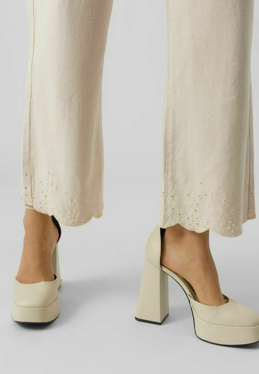 Vero Moda Flared Jeans - Ecru 4 Vero Moda Flared Jeans - Ecru - Afbeelding 4