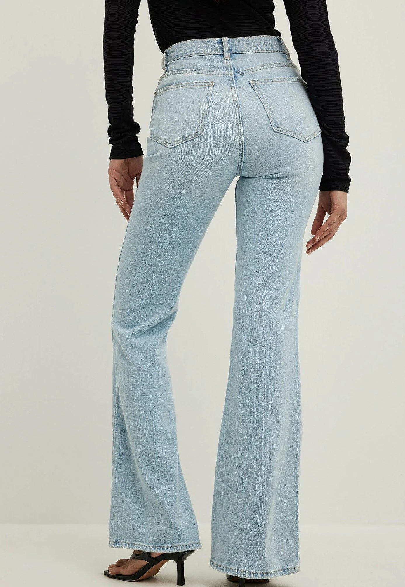 NA-KD Mit Hoher Taille - Flared Jeans - Light Blue 2 NA-KD Mit Hoher Taille - Flared Jeans - Light Blue - Afbeelding 2