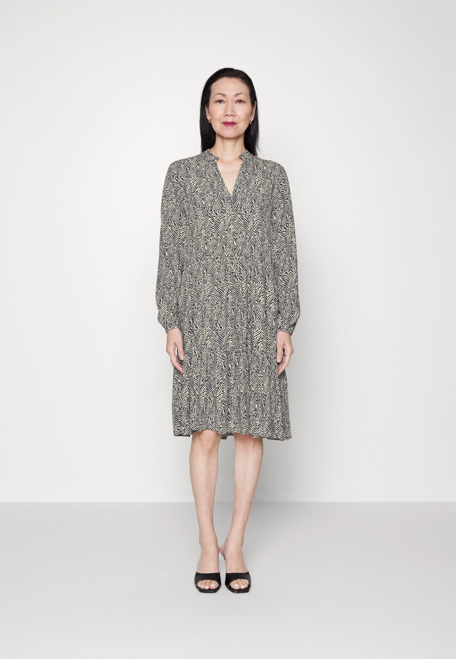 Saint Tropez Edasz Ls - Jurk - Night Sky Zig Zebra 1 Saint Tropez Edasz Ls - Jurk - Night Sky Zig Zebra