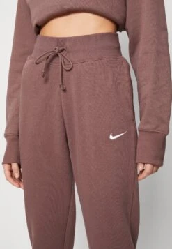 Nike Sportswear Pant- Trainingsbroek - Plum Eclipse/White -Only Mode Winkel fd0547a11c354bcb92fd950155bc8977