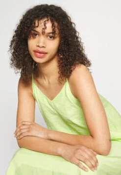 Vero Moda Tall Vmqueeny Calf Singlet Drees - Jurk - Sharp Green -Only Mode Winkel fe2ed7df252d4efdbdda35a4297402d8