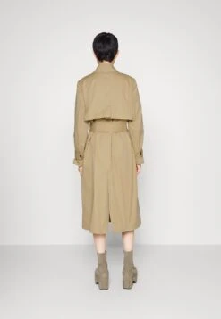 Patrizia Pepe Cappotto - Trenchcoat - Dreamy Beige -Only Mode Winkel fe510b43982b413da8365d43e3cc7e7b