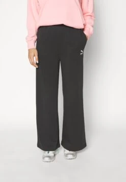 Puma Classics Relaxed Tr - Trainingsbroek - Black 10 Puma Classics Relaxed Tr - Trainingsbroek - Black -Only Mode Winkel ffb6306ab1b24d1ca8d86d1b7e23129a